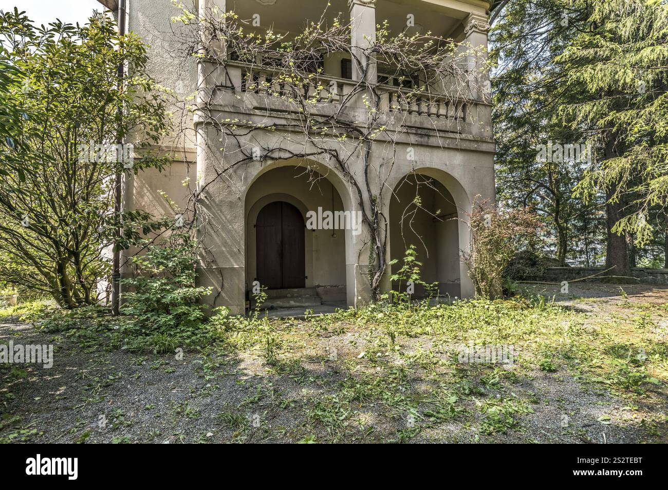 Außenansicht der über zwei Jahrzehnte unbewohnten Villa des ehemaligen Fabrikbesitzers Sonnenheim, die inzwischen abgerissen wurde. Arth, Schwyz, Schweiz Stockfoto