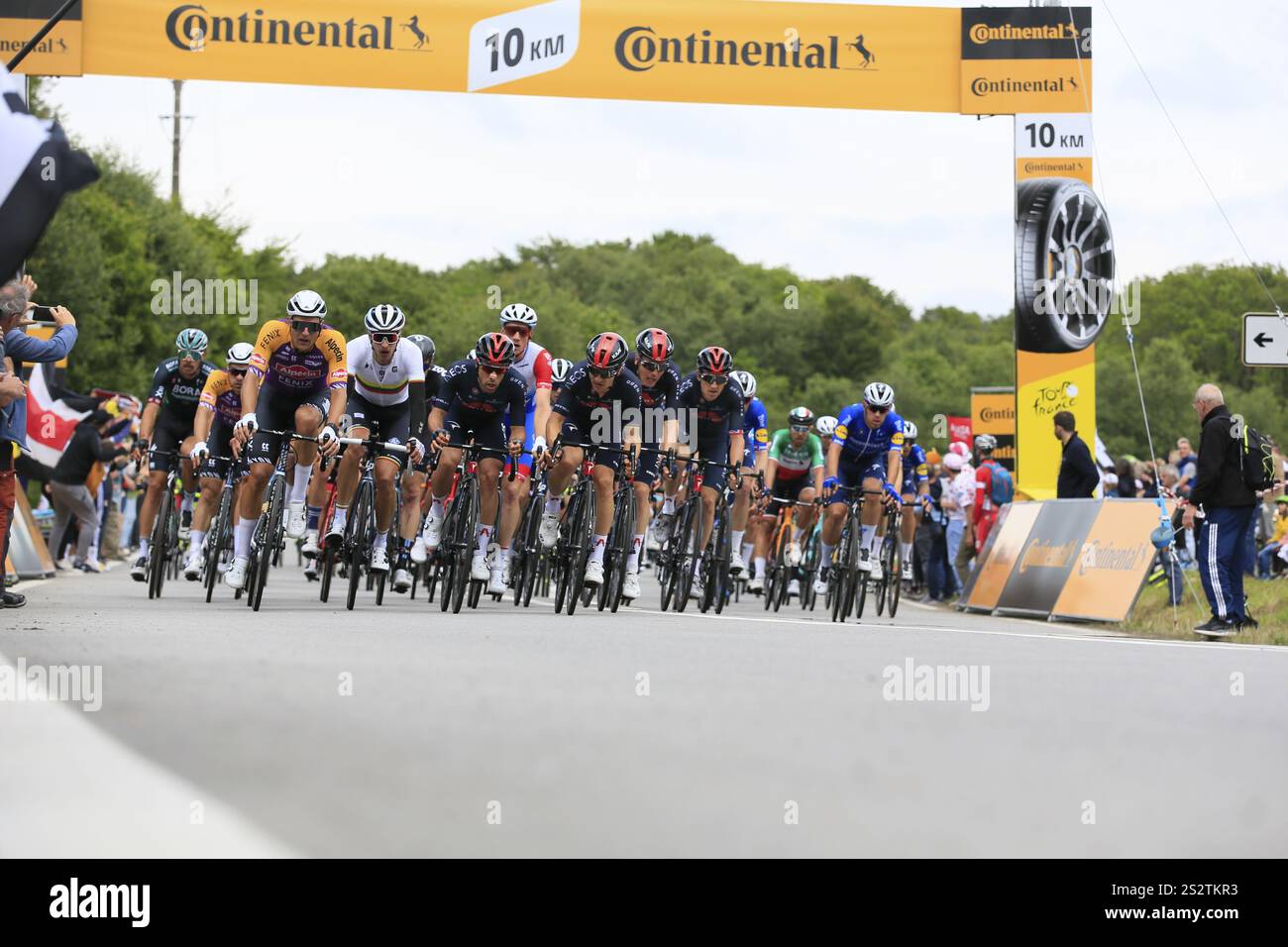 Etappe 1 der Tour de France 2021 am 26. Juni 2021 von Brest nach Landerneau, Feld der Fahrer in Dirinon 10 km vor dem Ziel, Finistere, Britt Stockfoto