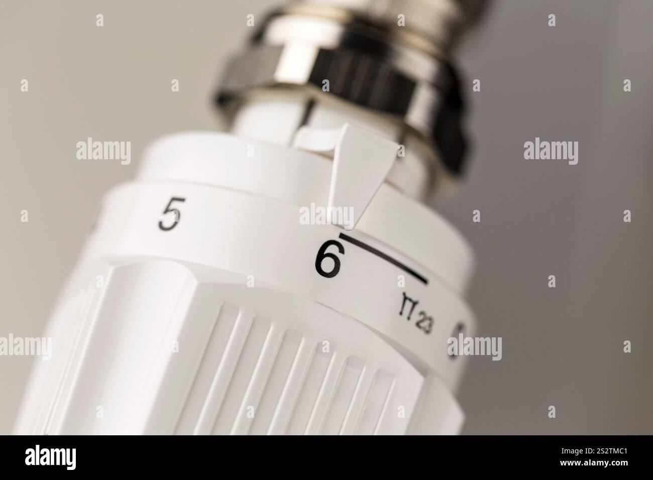 Der Thermostat an einem Kühler ist ganz nach oben gedreht. Hohe Raumtemperaturen verursachen hohe Energiekosten Österreich Stockfoto