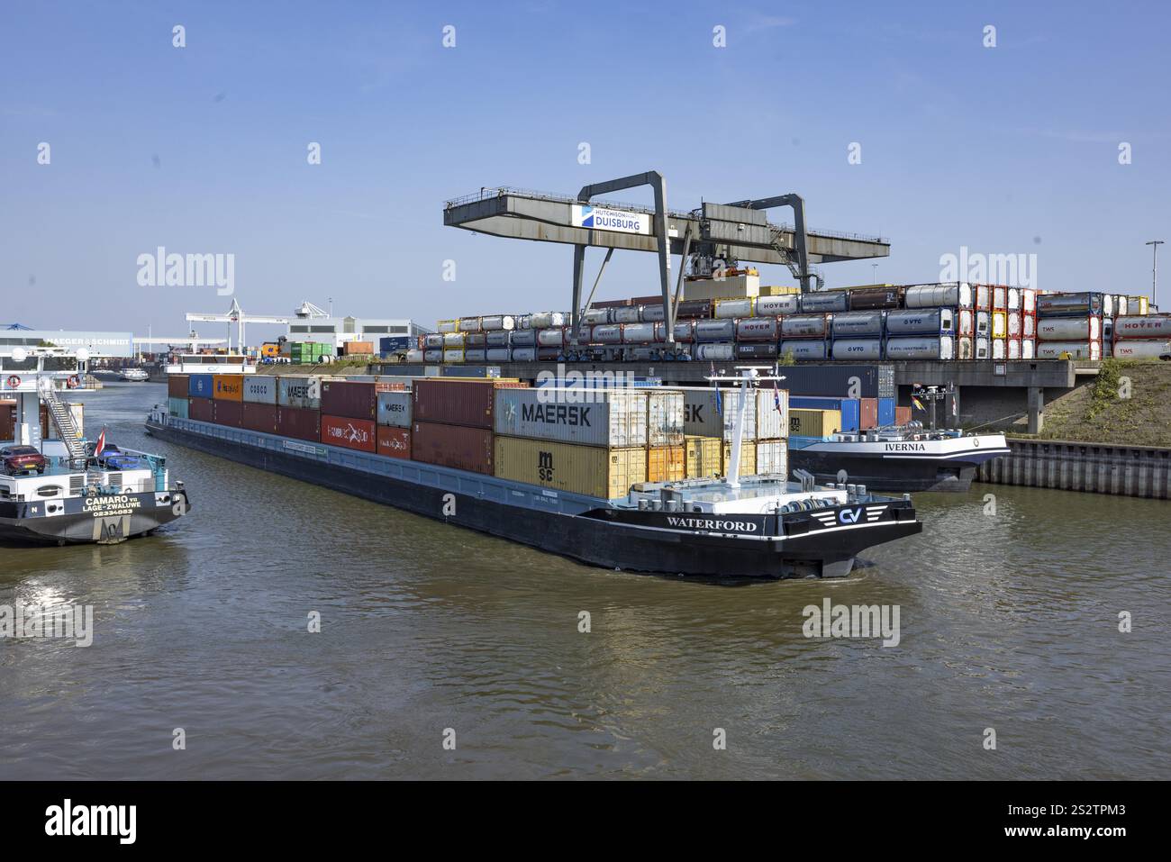 Schiffe mit Containern im Duisburger Hafen, Rhein, Duisburg, Nordrhein-Westfalen, Deutschland, Europa Stockfoto