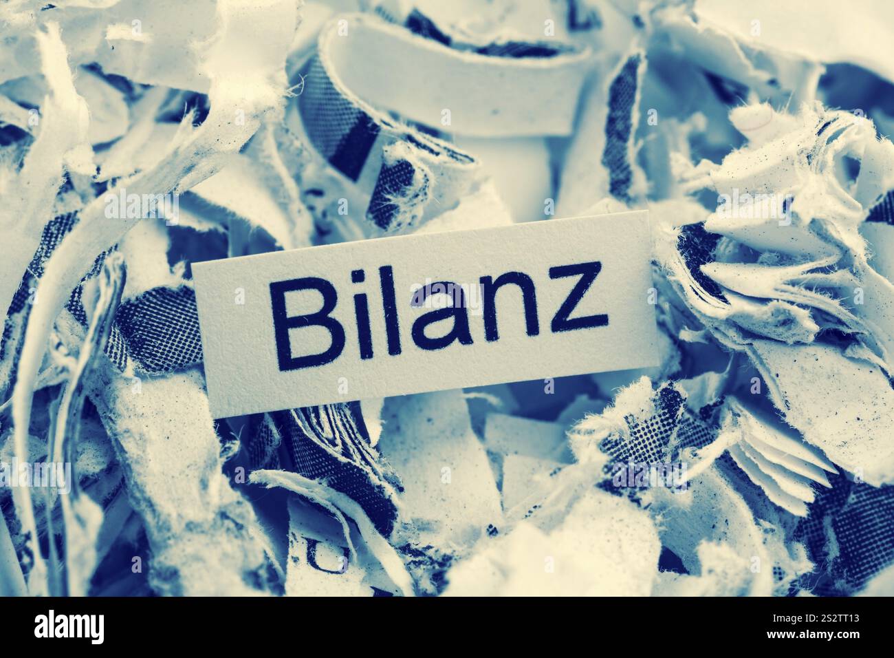 Papierschredder mit Schlüsselwort Bilanz, symbolischem Foto für Datenvernichtung, Bilanzierung und wirtschaftliche Analyse Österreich Stockfoto