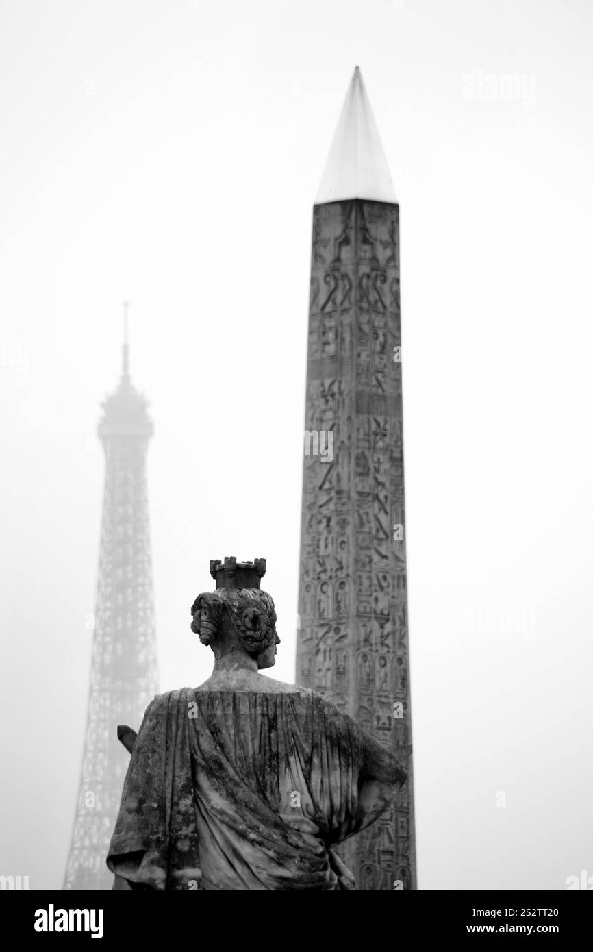 Paris, Frankreich. Place de la Concorde. Obelisk und Eiffelturm, das Symbol der Stadt. Österreich Stockfoto