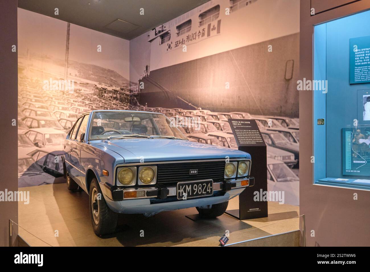 Eines der ersten produzierten Automobile, ein blaues Hyundai Pony 1 aus dem Jahr 1982. Im National Museum of Korean Contemporary History in Seoul. Stockfoto