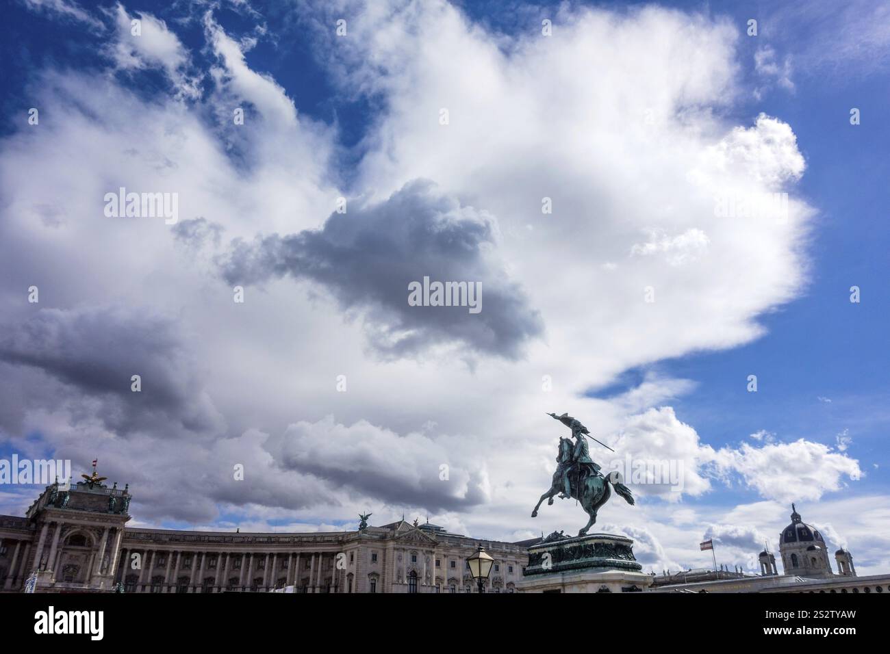Blauer Himmel mit weißen Wolken. Bewölkte Stimmung am Himmel. Österreich Stockfoto