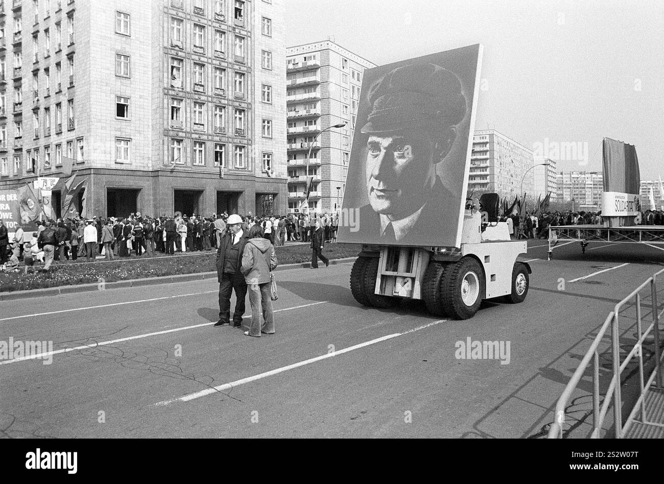01.05.1980, Ost-Berlin, Karl-Marx-Allee, ein Gabelstapler mit einem Porträt des deutschen KPD-Funktionärs Ernst Thaelmann (1886-1944) steht bereit Stockfoto