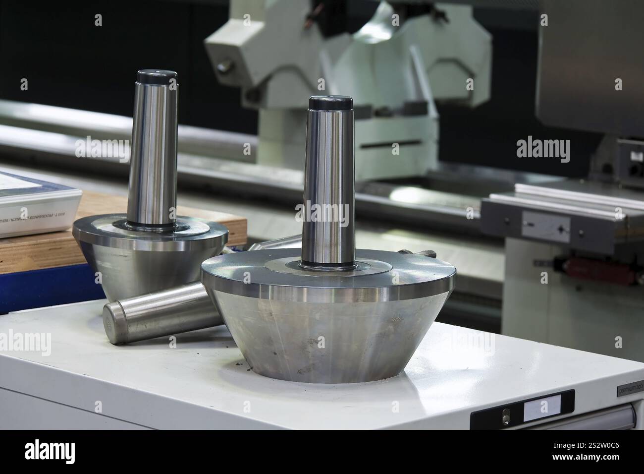 Fräsköpfe einer CNC-Fräsmaschine in der Metallindustrie Österreich Stockfoto