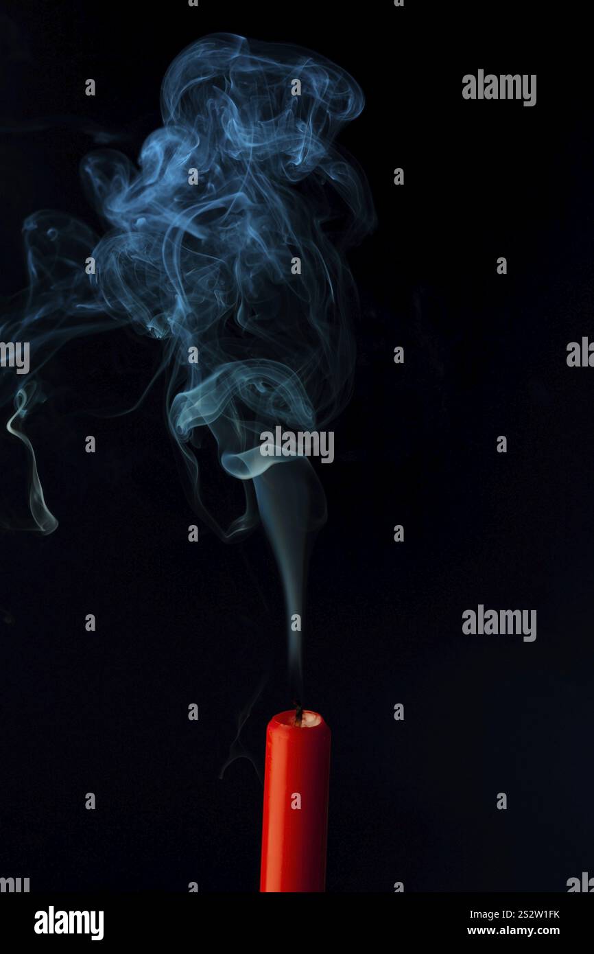 Die Flamme einer Kerze wurde ausgeblasen. Symbolisiert Tod, Sterben und das vergangene Österreich Stockfoto