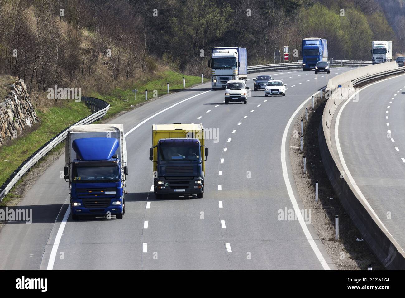 Lkw auf der Autobahn. Güterkraftverkehr. Österreich Stockfoto