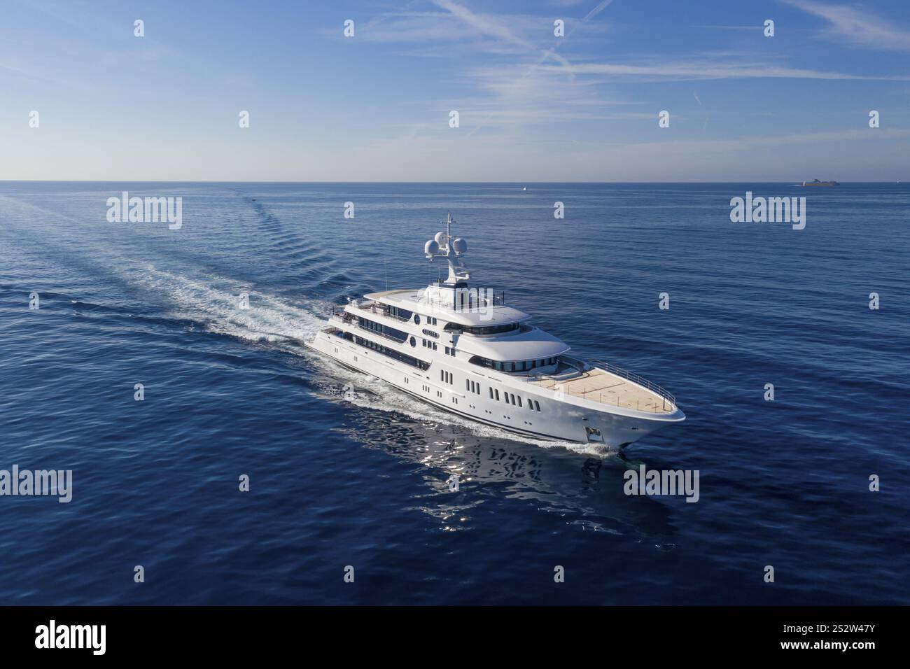Luftaufnahme 74 m Motoryacht AURORA, geliefert 2017 von der deutschen Werft Luerssen Yachts, Design Winch Design, vorbei an Roquebrune Cap Ma Stockfoto