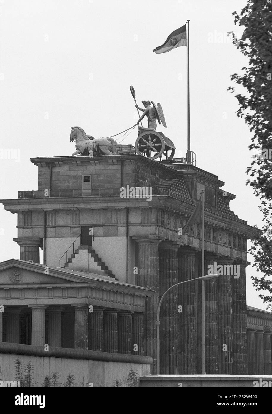 20. November 1988, West-Berlin, Ebertstraße, Blick auf die Rückseite des Brandenburger Tors West-Berlin, Berlin-Tiergarten, Deutschland, Europa Stockfoto
