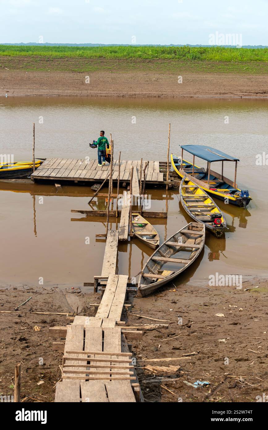 Die Menschen und ihr Schiff am Amazonas-Fluss. Leticia nach Puerto Nariño, Amazonas, Kolumbien Stockfoto