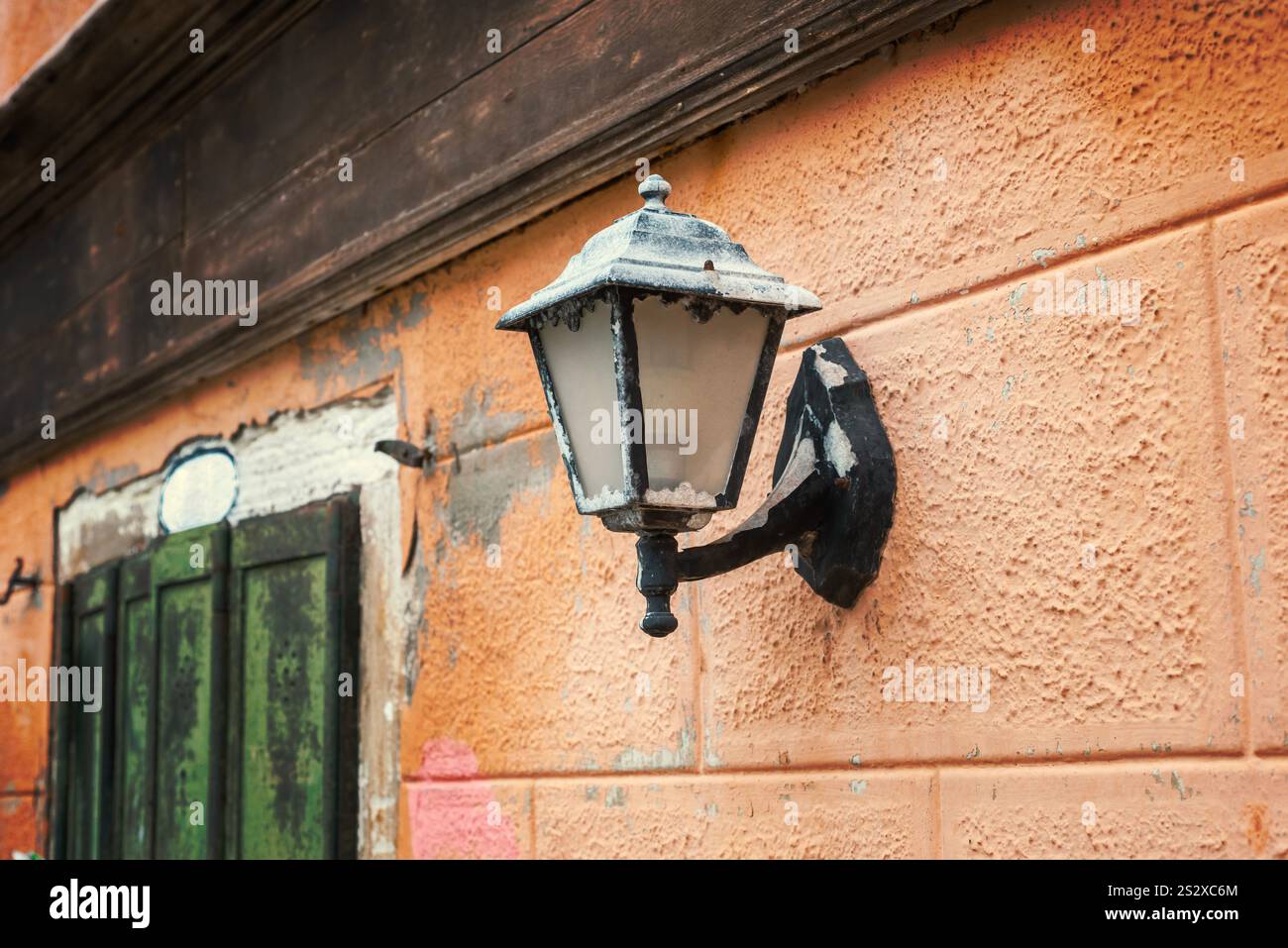 Straßenlaterne der alten Stadt an der alten Gebäudewand in Venedig, Italien Stockfoto