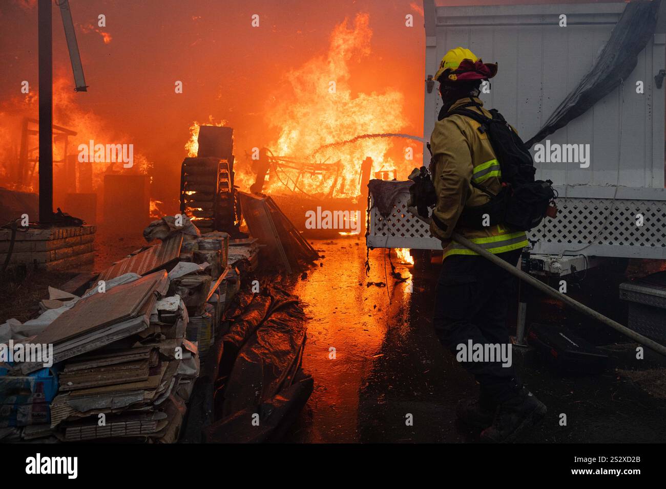 Paacific Palisades, Usa. Januar 2025. Ein Cal Firefighter bekämpft das Palisades-Feuer. Palisades Feuer brennt durch Pacific Palisades, Kalifornien, und zwingt Tausende zu evakuieren. Angetrieben von den Winden von Santa Ana liegt das Feuer derzeit auf 1.260 Hektar und bleibt 0 % eingedämmt. (Foto: Jon Putman/SOPA Images/SIPA USA) Credit: SIPA USA/Alamy Live News Stockfoto