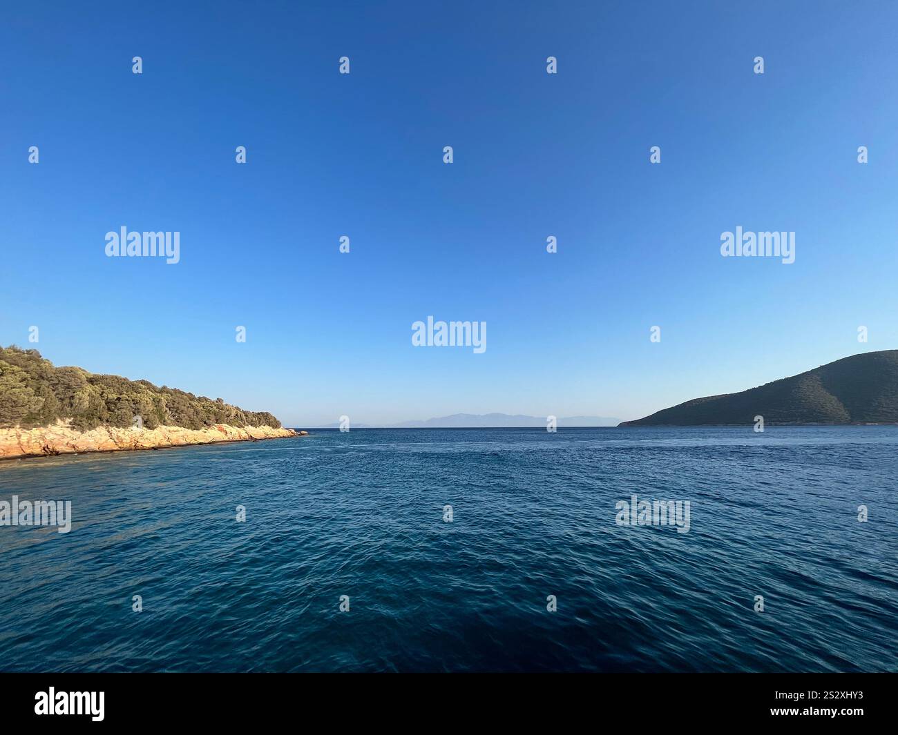 Das Meer mit Bergen im Hintergrund. Fantastische Yachtfahrt in Bodrum, Türkei. Stockfoto