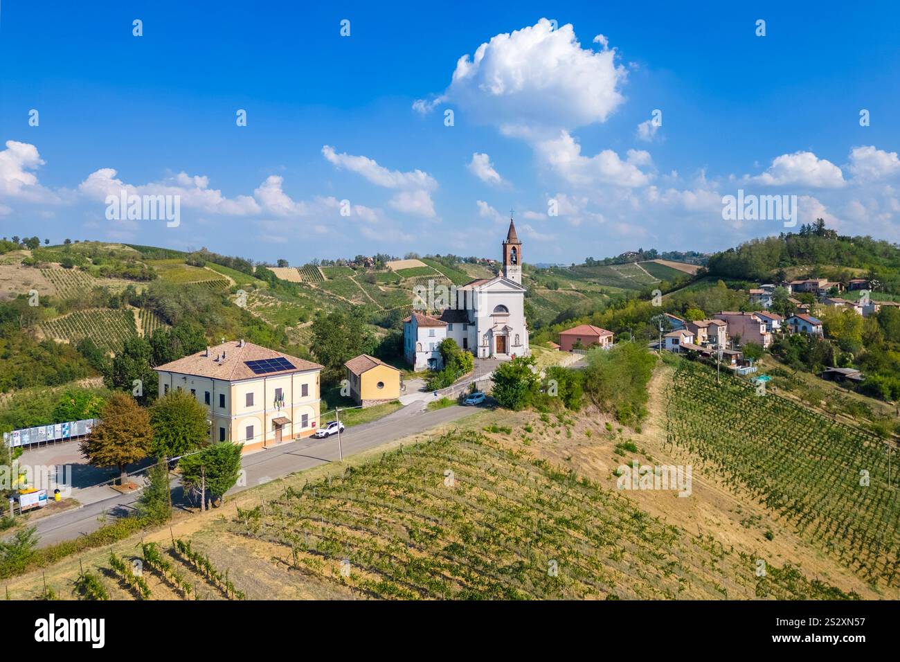 Luftaufnahme der Kirche und der Weinberge von Corvino San Quirico. Oltrepo Pavese, Provinz Pavia, Lombardei, Italien. Stockfoto