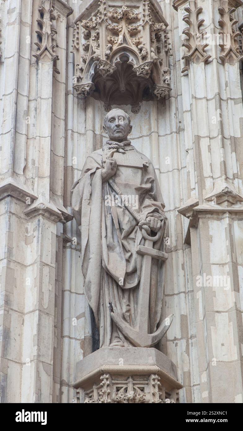 Sevilla, Spanien - 26. September 2024: Statue des Märtyrers Clemens von Rom. Haupteingang der Kathedrale von Sevilla, Spanien Stockfoto