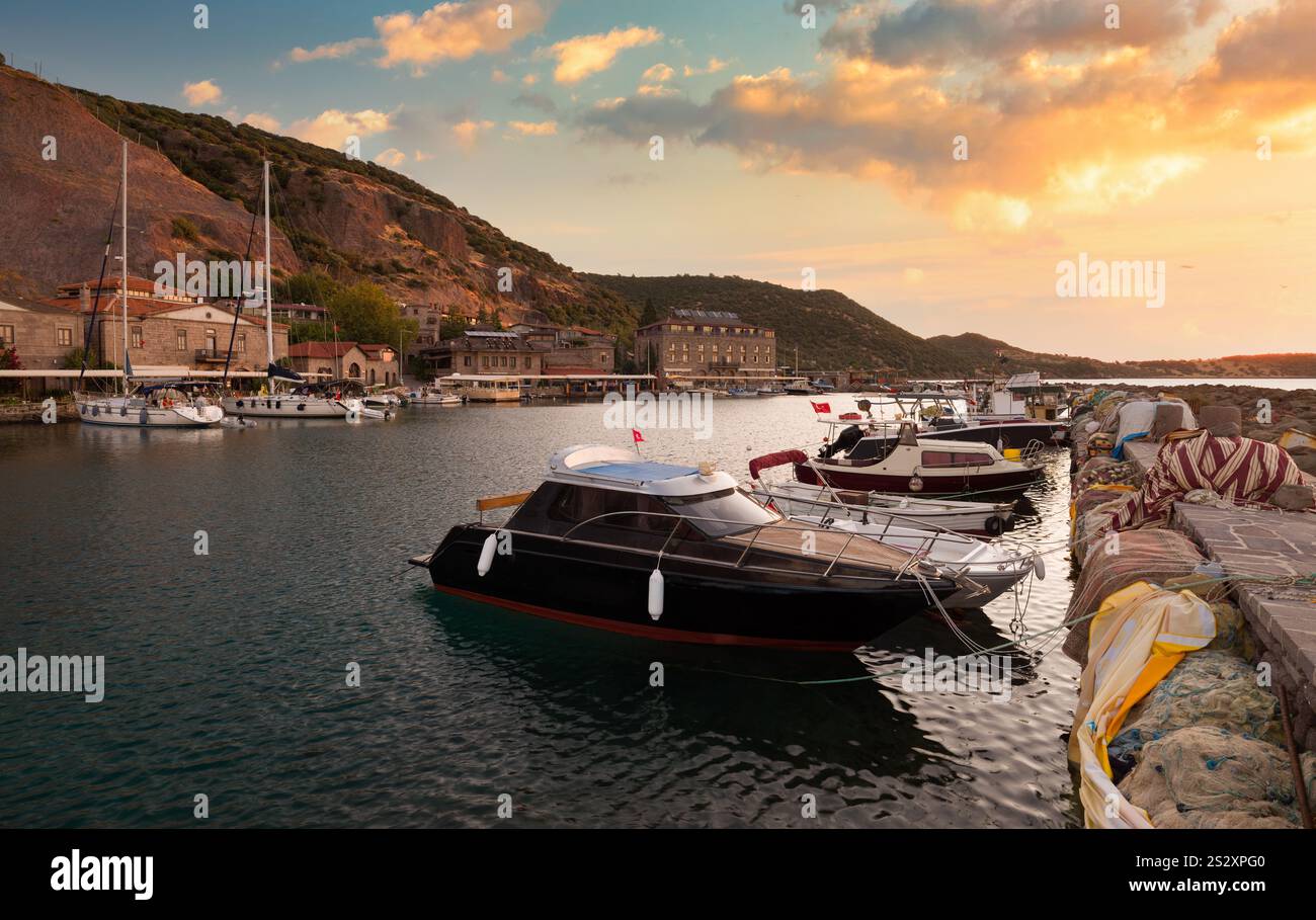 Der alte Hafen von Behramkale bei Sonnenaufgang. Die wunderschöne Touristenküste der Türkei in der nördlichen Ägäis. Provinz Canakkale, Türkei Weitwinkel, Stockfoto