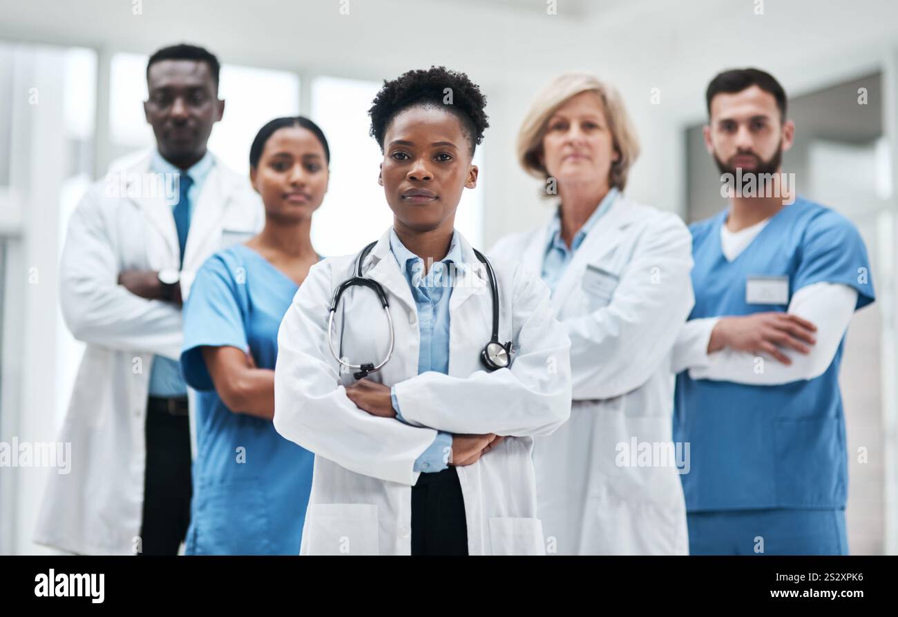 Asiatische Menschen, ernsthaft oder Porträt von Ärzten mit überkreuzten Armen in Krankenhäusern oder über uns. Gesundheitswesen, stolzer Arzt oder Gruppe von Stockfoto