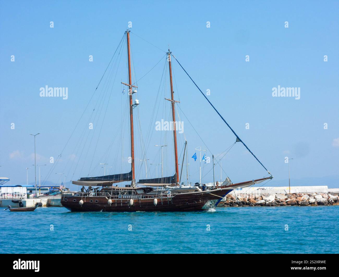 Traditioneller hölzerner Schiffsrumpf im Hafen von Rafina. Griechenland. Stockfoto