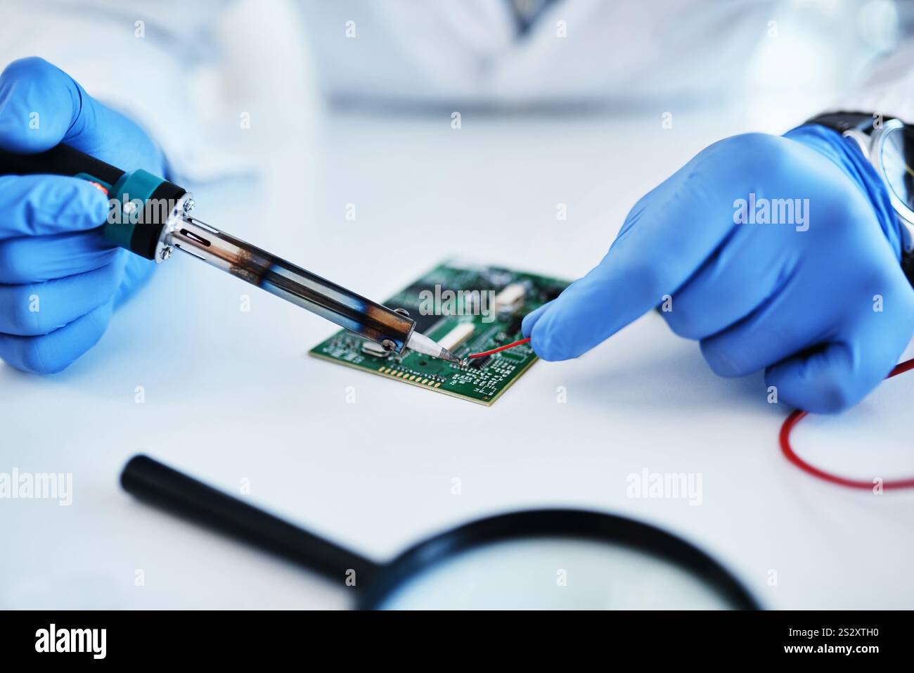 Mann, Hände und Computeringenieur für Reparaturen im Büro, Hardware-Wartung und Upgrade-System. Männlicher Mitarbeiter, Lötkolben und Installation des Stromkreises Stockfoto