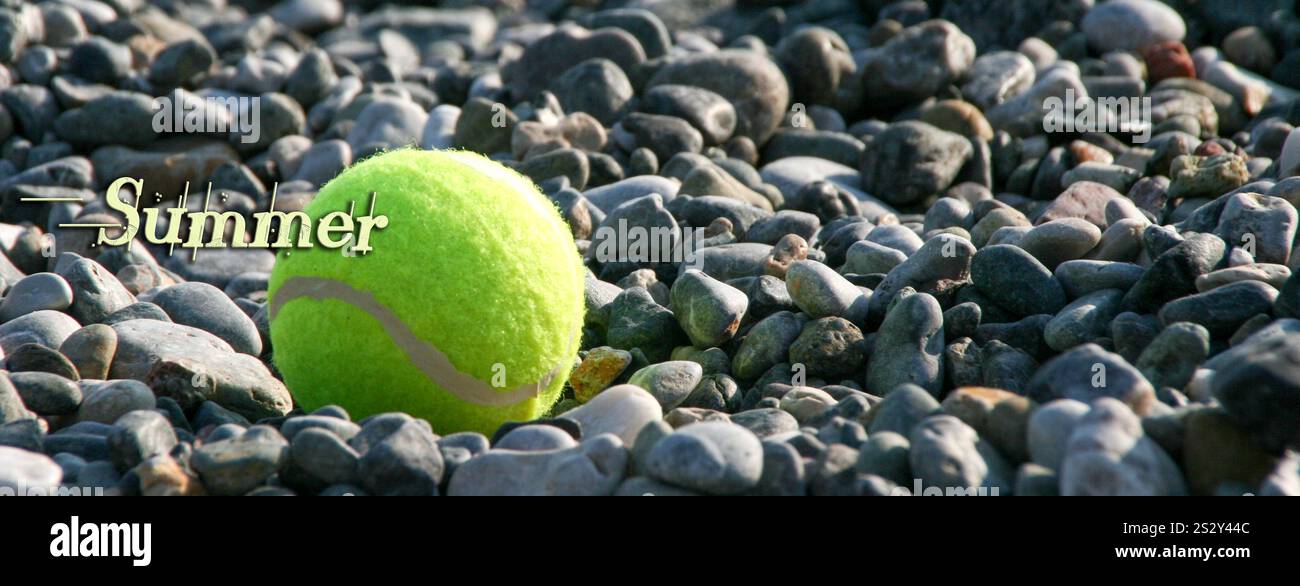 Tennisball am Strand. Sommerhintergründe. Stockfoto