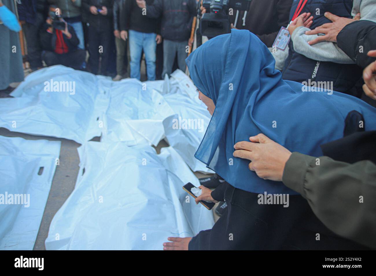 Gaza, Palästina. Januar 2025. Beerdigung der Palästinenser, die bei israelischen Luftangriffen auf das humanitäre Gebiet in Al-Mawasi Khan Younis im südlichen Gazastreifen getötet wurden, 8. Januar 2025. Foto: Habboub Ramez/ABACAPRESS. COM Credit: Abaca Press/Alamy Live News Stockfoto