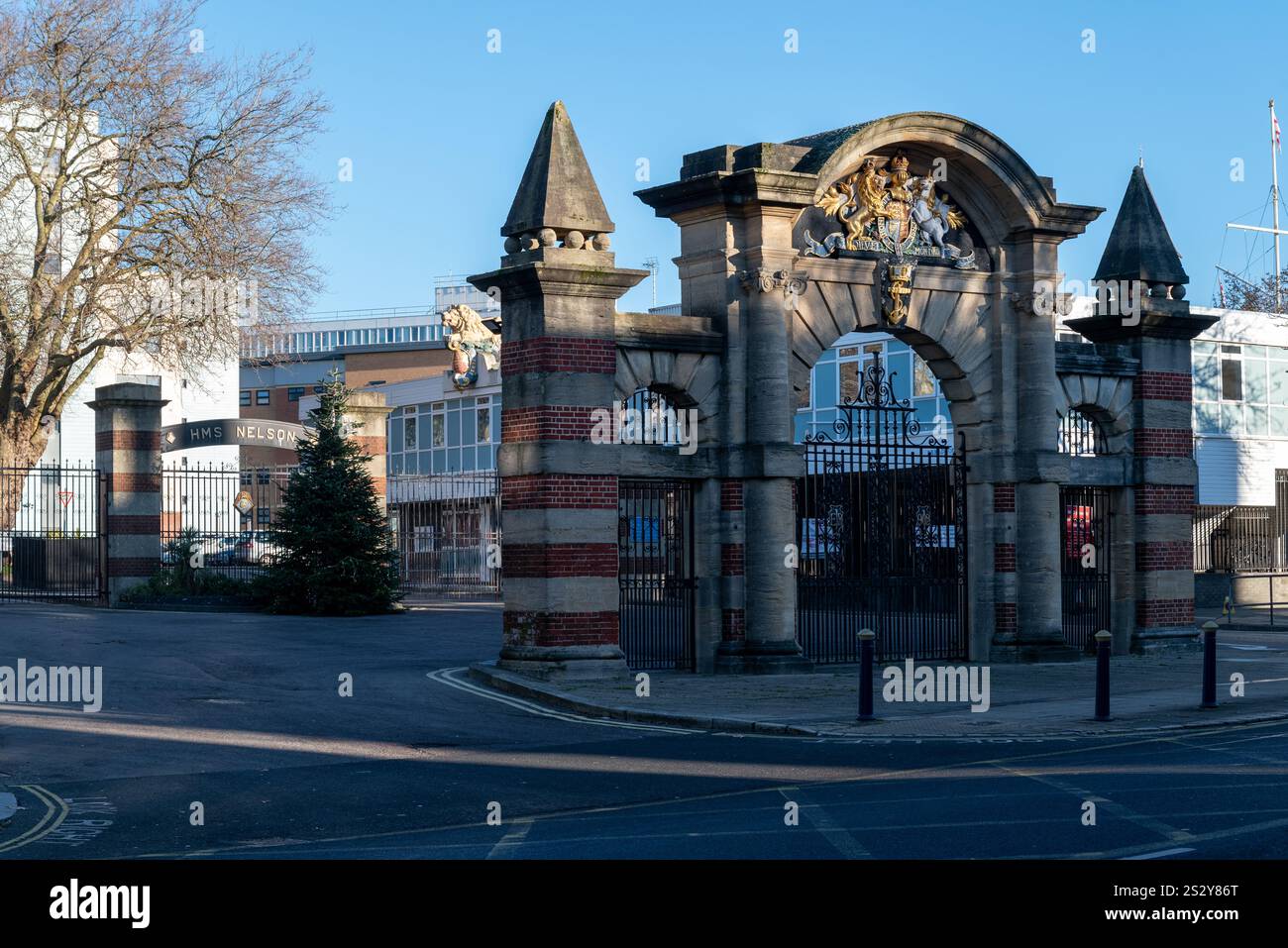 Eingangstor und Eingang zur HMS Nelson in Portsmouth. Januar 2025. Stockfoto