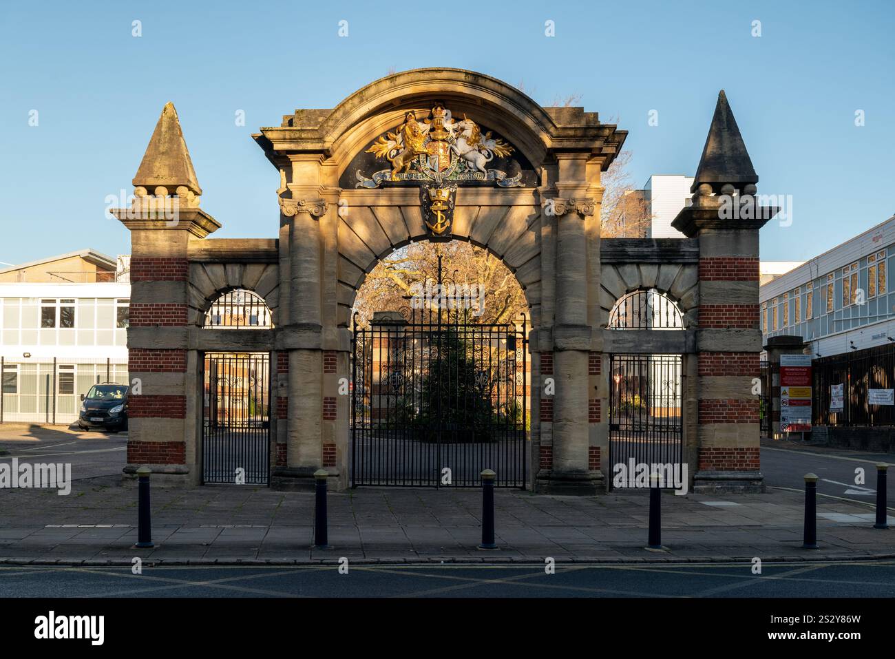 Eingangstor und Eingang zur HMS Nelson in Portsmouth. Januar 2025. Stockfoto