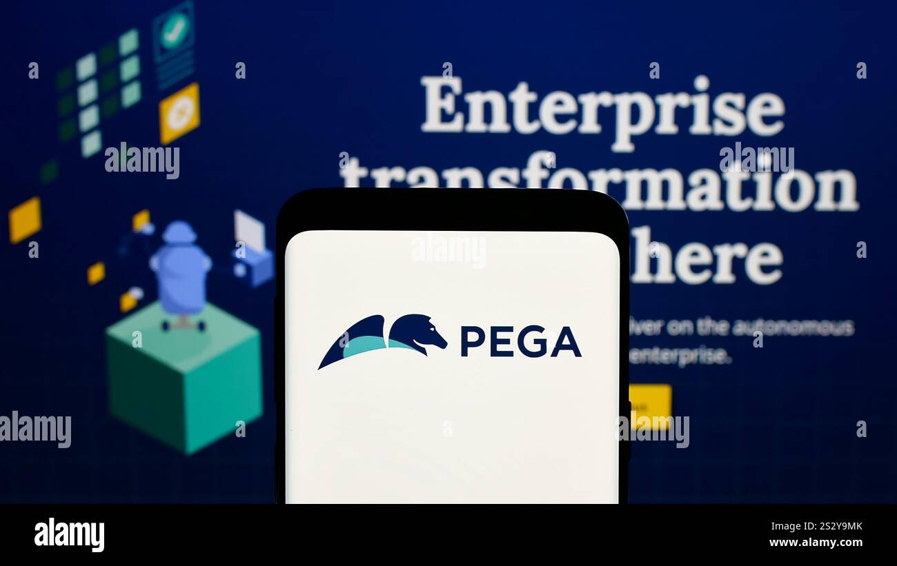 Deutschland. Dezember 2024. In dieser Abbildung ist ein Smartphone mit dem Logo des amerikanischen Softwareunternehmens Pegasystems Inc. (Pega) auf dem Bildschirm vor der Website zu sehen. (Credit Image: © Timon Schneider/SOPA Images via ZUMA Press Wire) NUR REDAKTIONELLE VERWENDUNG! Nicht für kommerzielle ZWECKE! Stockfoto