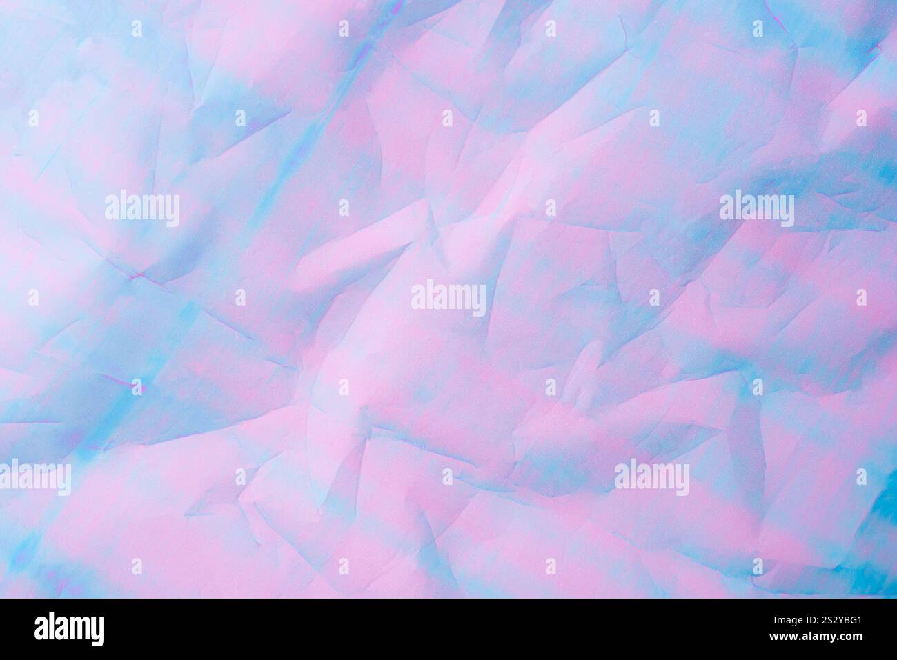 Ein abstrakter Hintergrund mit pastellfarbenen Rosa- und Blautönen mit strukturiertem, zerknittertem Papiereffekt. Stockfoto