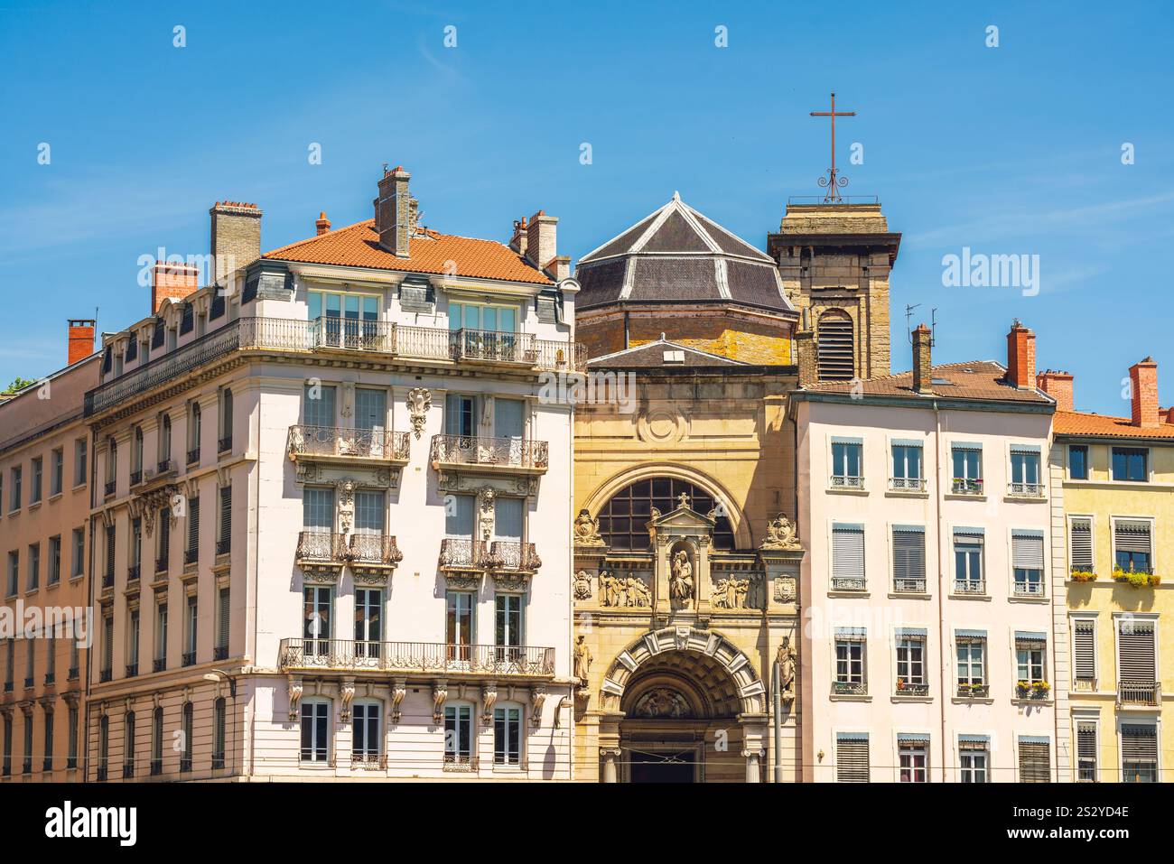 Lyon, Frankreich. Juni 2024. Äußere der St. Vincent Kirche an einem Kai auf der linken Seite des Flusses Saone Stockfoto