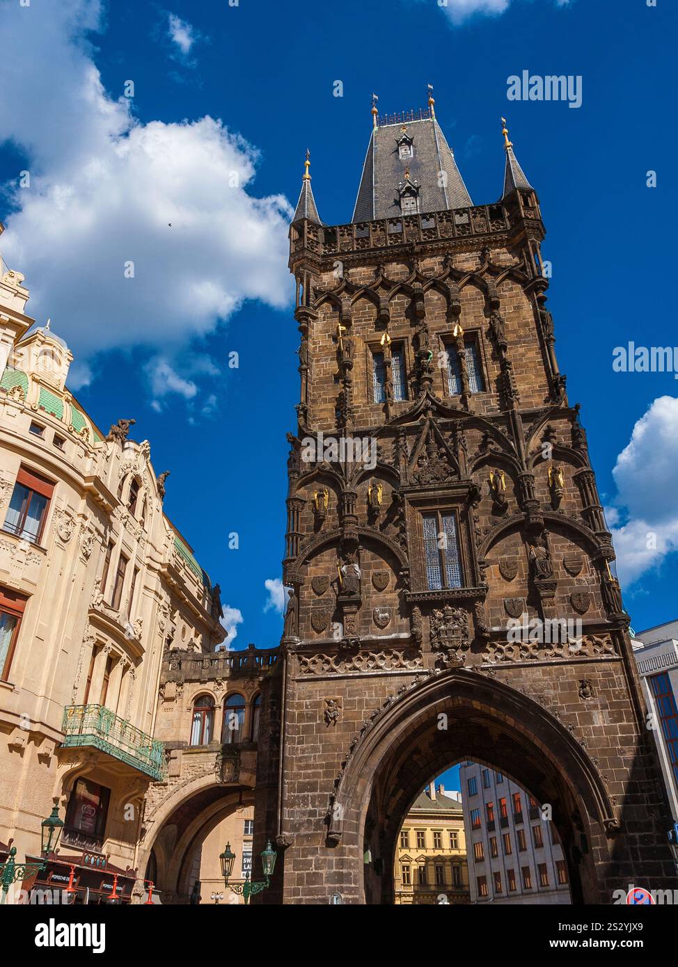Mittelalterlicher Pulverturm und schönes Jugendstil-Gemeindehaus in Prag Stockfoto