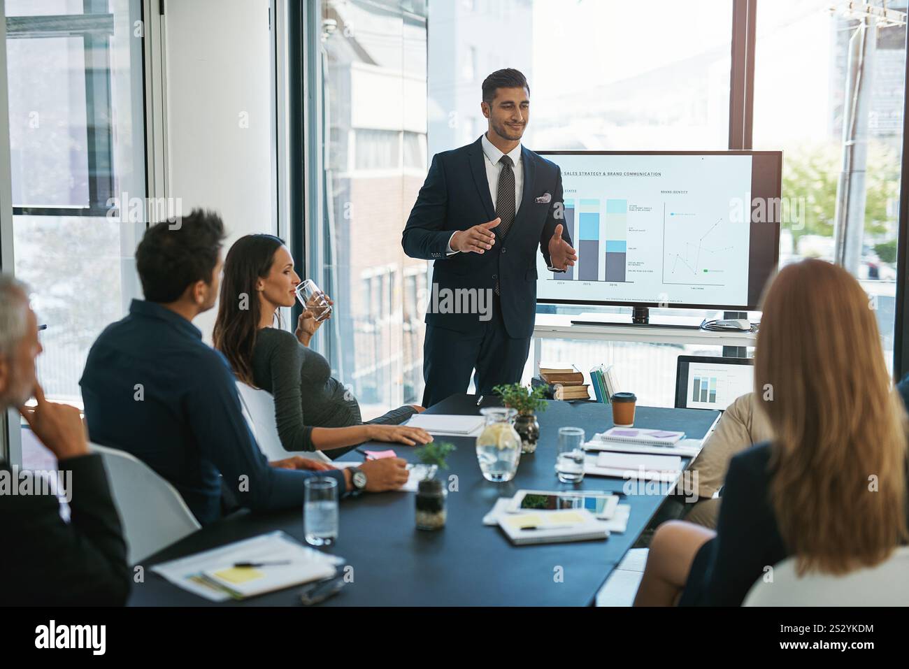 Büro, Mitarbeiter und Geschäftsmann mit Bildschirm für Präsentation, Marketingleistung und Feedback. Besprechung, Mitarbeiter und Manager mit Wachstum für Diagramm Stockfoto