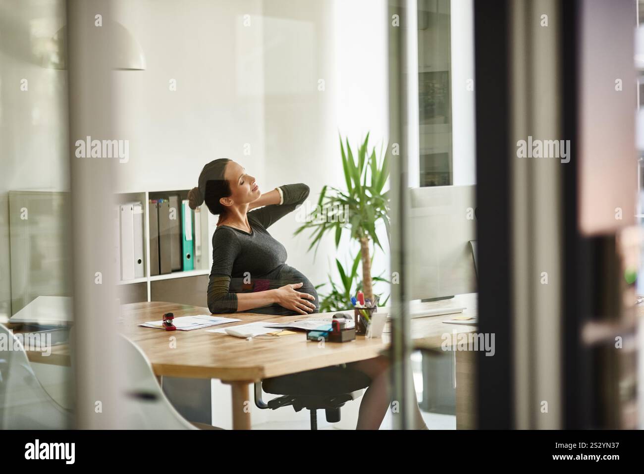 Schwangere, professionelle Frau und Nackenschmerzen in der Praxis mit Muskelverletzung, Beschwerden und schlechter Körperhaltung. Schwangerschaft, Angestellter und medizinischer Burnout am Schreibtisch Stockfoto