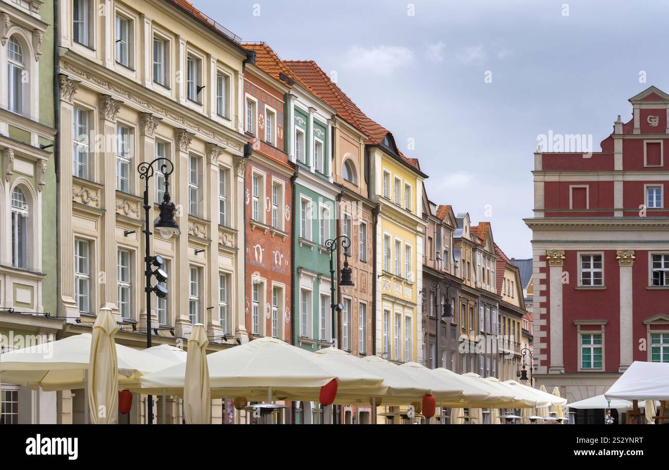 Pulsierende Architektur umrahmt den belebten Posener Marktplatz und lädt Besucher ein, die charmanten Cafés in Polen zu genießen Stockfoto