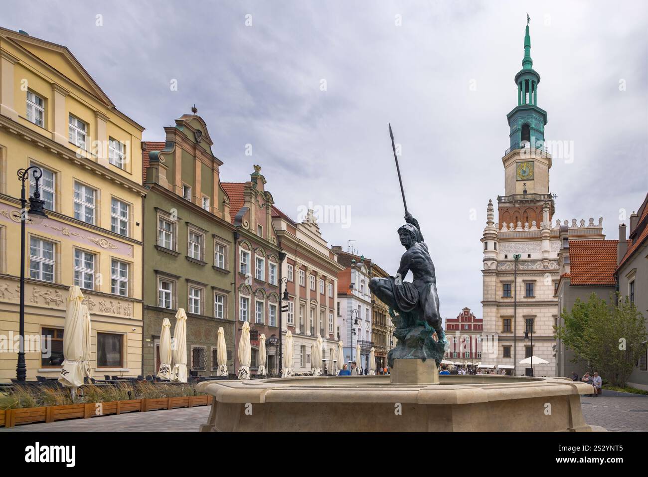Ein markanter Marsbrunnen fängt die Aufmerksamkeit auf dem lebhaften Marktplatz von Posen auf und lädt Besucher ein, Polen zu erkunden Stockfoto