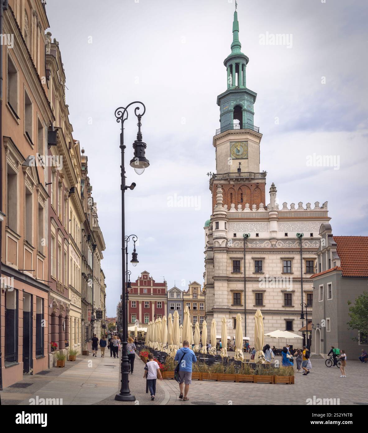 Besucher schlendern gemütlich vorbei an Cafés und historischer Architektur und genießen einen schönen Tag in Posen, Polen Stockfoto