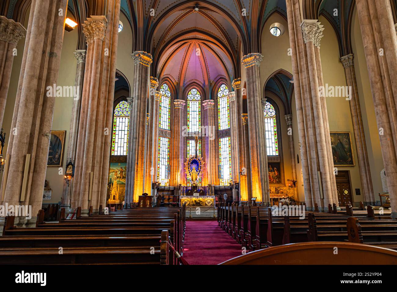 Innenansicht der Kirche St. Antonius von Padua. Istanbul Türkei - 7.9.2024 Stockfoto