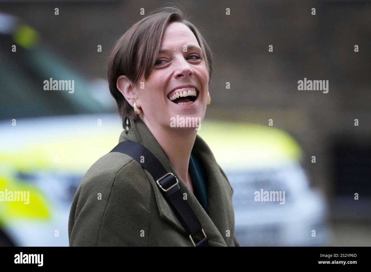 Jess Phillips, Britain's Parliamentary Under-Secretary of State for Safeguarding and Violence Against Women and Girls smiles as she leaves 10 Downing Street in London, Wednesday, Jan. 8, 2025. (AP Photo/Kirsty Wigglesworth) Stockfoto