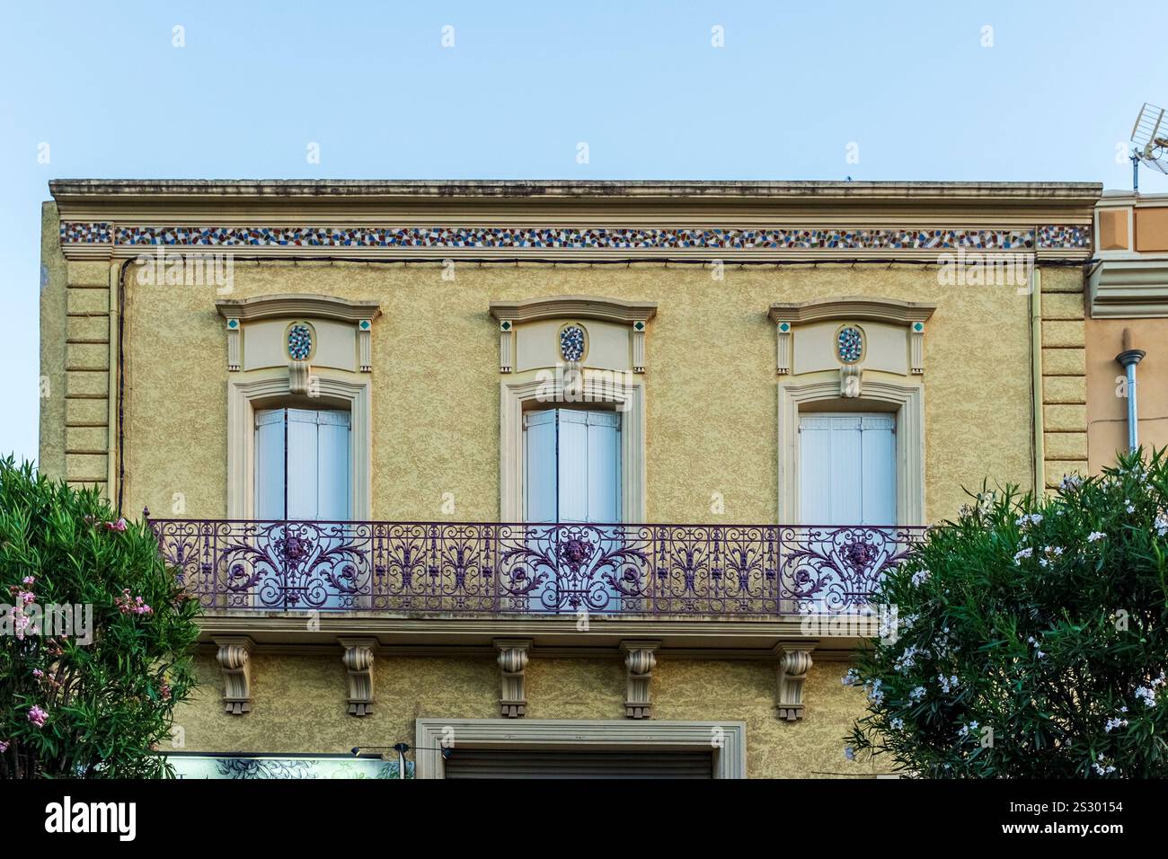 Wunderschönes Gebäude aus der Zeit mit kunstvollen Fenstergeländern, Marseillan, Herault, Occitanie, Frankreich, Europa Stockfoto