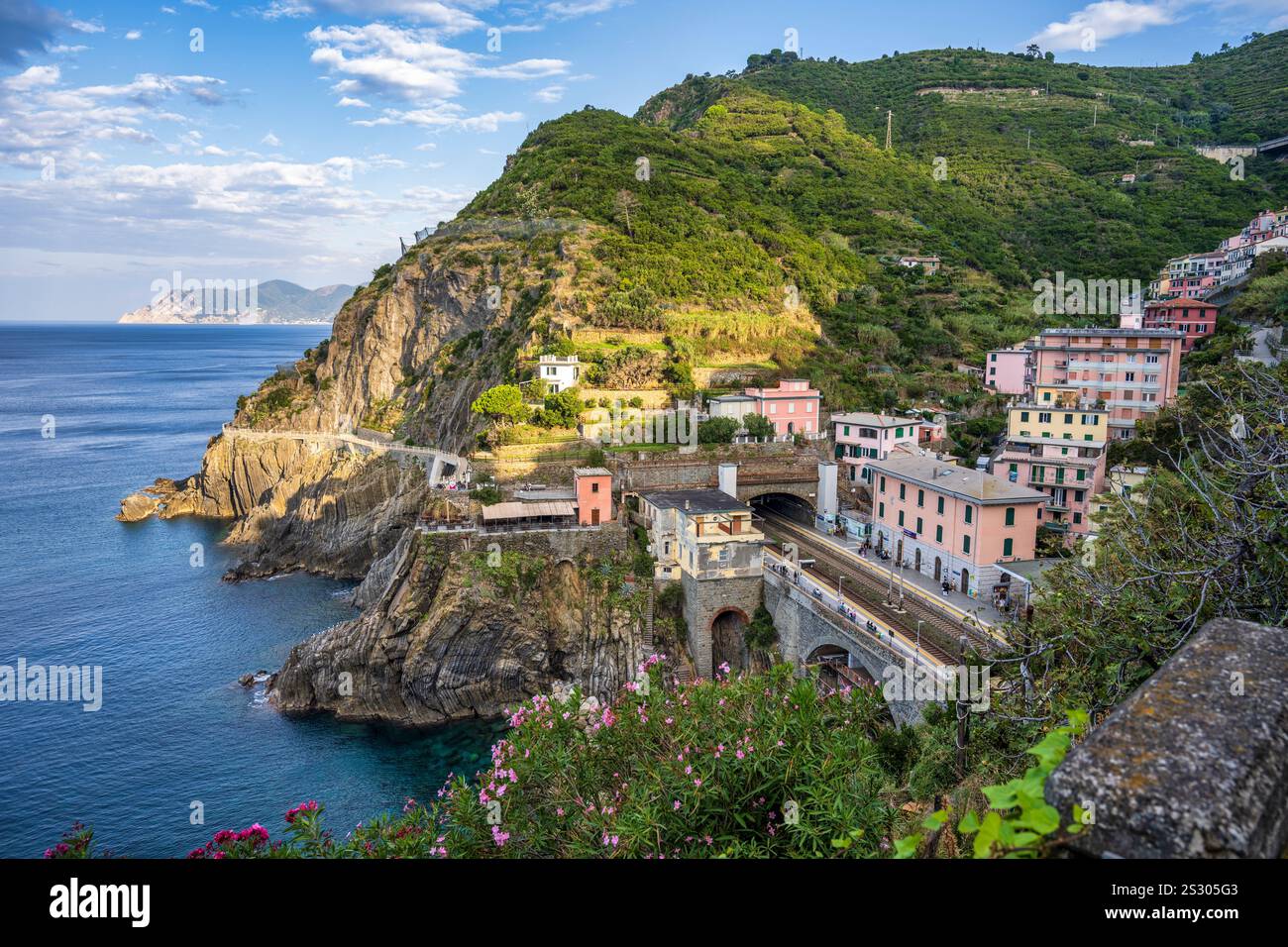 Bahnhof Riomaggiore und Beginn der Küstenwanderung Riomaggiore nach Manarola im Nationalpark Cinque Terre in der Region Ligurien im Nordwesten Italiens Stockfoto