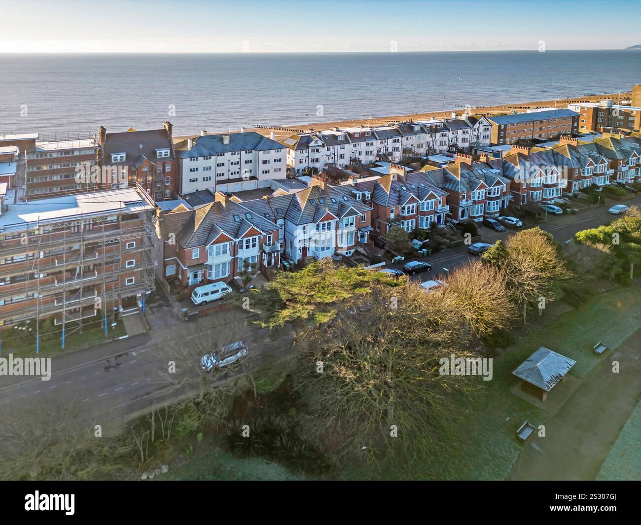 Aus der Vogelperspektive auf die egerton Parkhäuser und den Strand in bexhill am Meer östlich von sussex Stockfoto