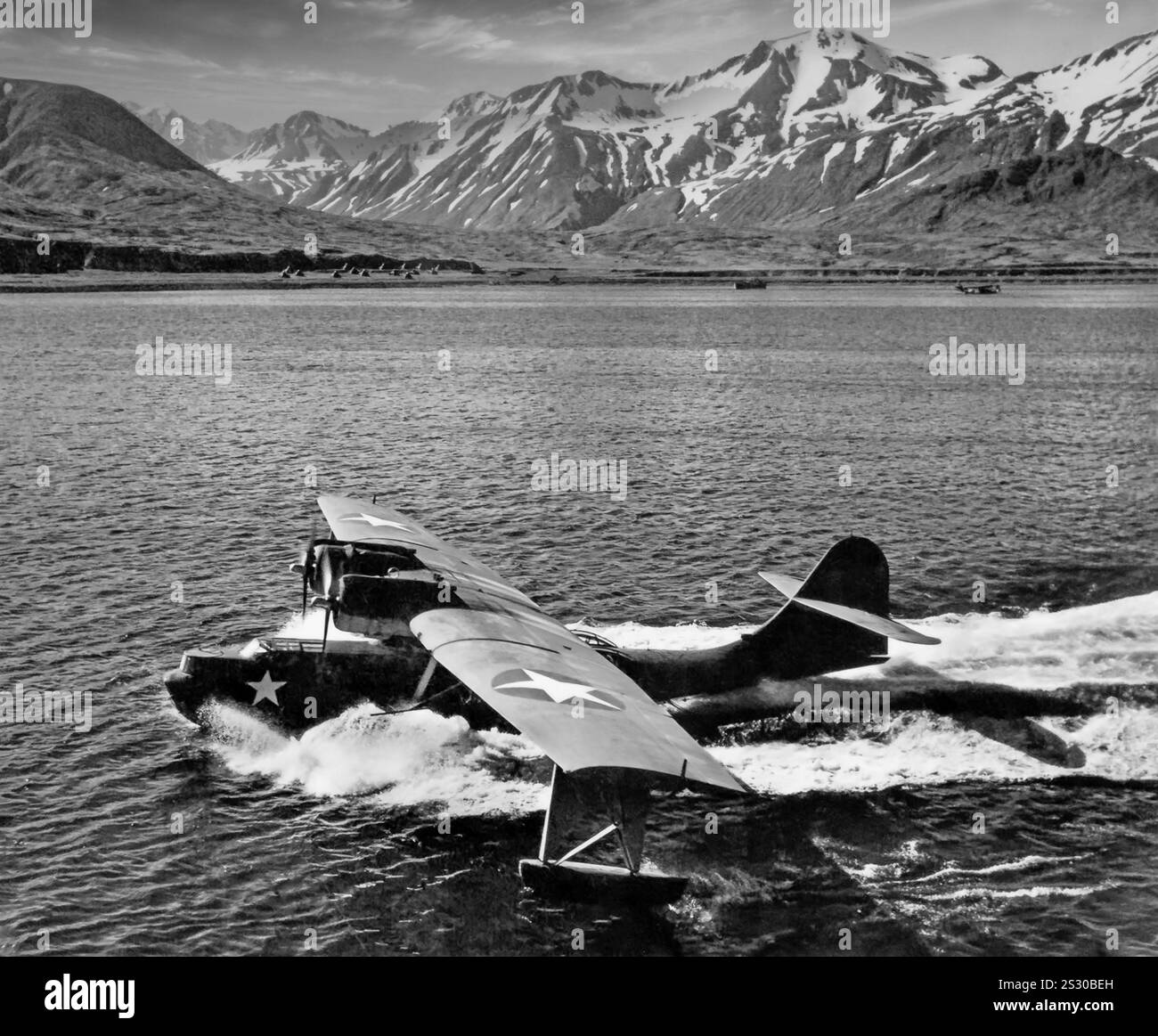 Eine Consolidated PBY Catalina auf dem Wasser. Es war ein fliegendes Boot und Amphibienflugzeug, das zu einem der am weitesten verbreiteten Wasserflugzeuge des Zweiten Weltkriegs wurde. Catalinas diente bei allen Zweigen der US-Streitkräfte und in den Luftstreitkräften und Marinen vieler anderer Nationen. Ursprünglich als Patrouillenbomber mit langer Einsatzreichweite konzipiert, wurde er auch in der U-Boot-Kriegsführung, bei Patrouillenbombardierungen, bei Konvoyeskorten, Such- und Rettungseinsätzen (insbesondere bei der Luft-See-Rettung) und bei Frachttransporten eingesetzt. Stockfoto