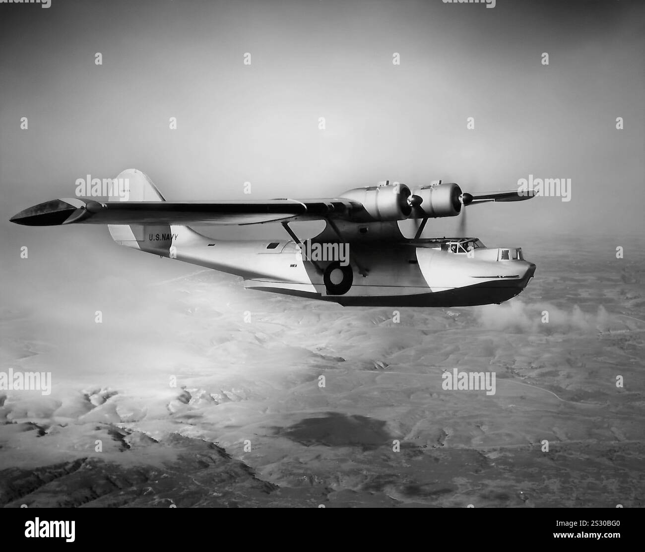 Ein konsolidiertes PBY Catalina Amphibienflugboot im Flug. Catalinas diente bei allen Zweigen der US-Streitkräfte und bei den Luftstreitkräften und Marinen vieler anderer Nationen. Ursprünglich als Patrouillenbomber mit langer Einsatzreichweite konzipiert, wurde er auch in der U-Boot-Kriegsführung, bei Patrouillenbombardierungen, bei Konvoyeskorten, Such- und Rettungseinsätzen (insbesondere bei der Luft-See-Rettung) und bei Frachttransporten eingesetzt. Es war ein RAF Coastal Command Catalina, das von Nordirland aus flog, das 1941 das deutsche Schlachtschiff Bismarck lokalisierte, eine Sichtung, die schließlich zu seiner Zerstörung führte. Stockfoto