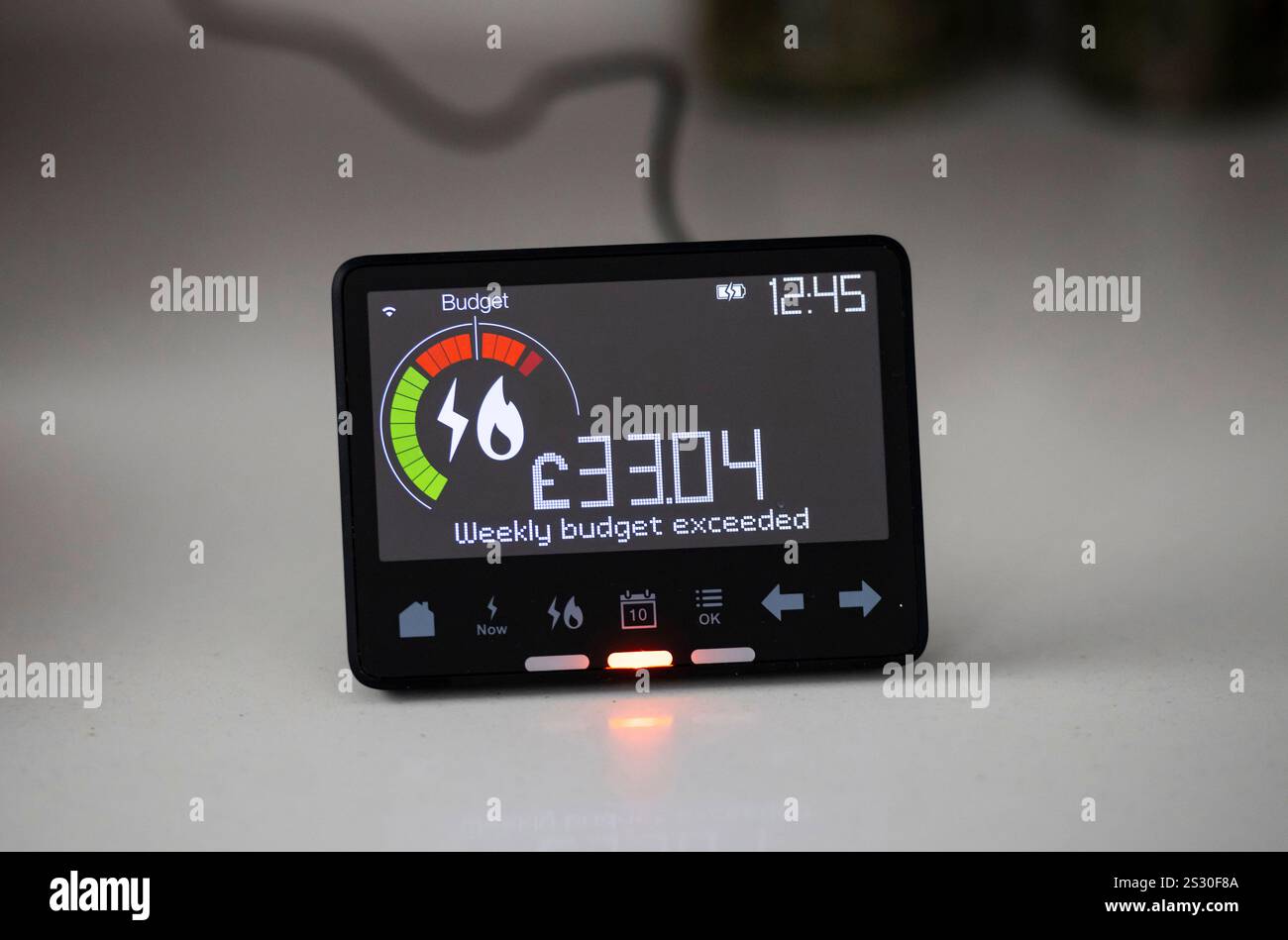 Smart Meter mit Warnung wegen Überschreitung des wöchentlichen Budgets Stockfoto