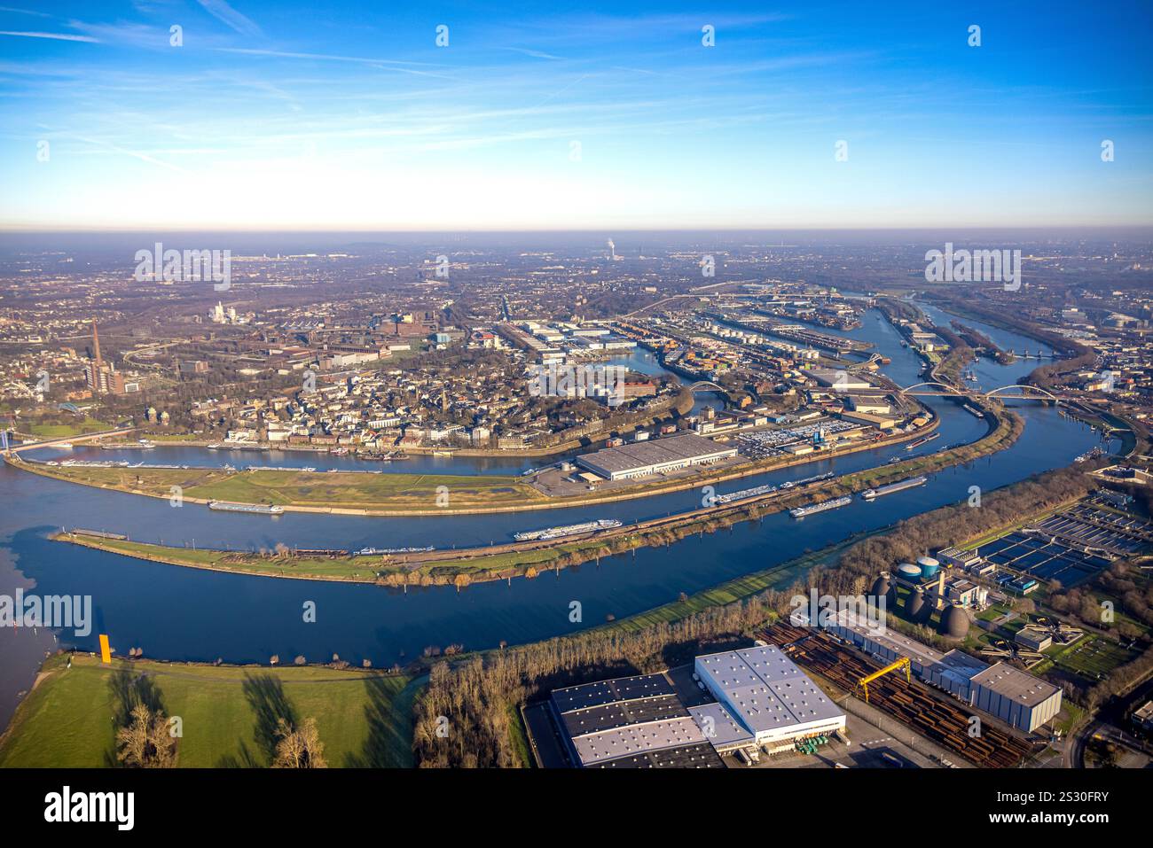 Luftbild, Gesamt-Übersicht Hafen Duisburg duisport, blauer Himmel und Blick auf Duisburg-Ruhrort, Fluss Ruhr Mündungsgebiet in den Fluss Rhein, Duisburg, Ruhrgebiet, Nordrhein-Westfalen, Deutschland ACHTUNGxMINDESTHONORARx60xEURO *** Luftansicht, Gesamtansicht Hafen Duisburg duisport, blauer Himmel und Ansicht Duisburg Ruhrort, Ruhrmündung in den Rhein, Duisburg-Westrhein-Westrhein-Westfalen, Duisburg, Ruhrgebiet, Duisburg-Westrhein-Westrhein-Westfährgebiet, Ruhrgebiet, Ruhrgebiet, Ruhrgebiet Stockfoto