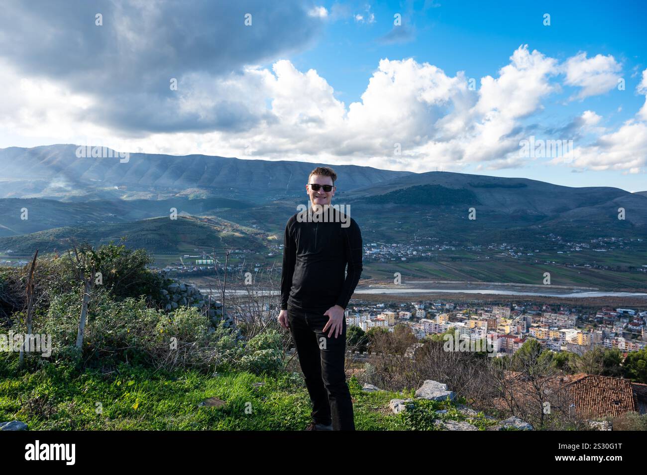 45 Yo männlicher Tourist in der Burg von Berat, Albanien. Modell freigegeben Stockfoto