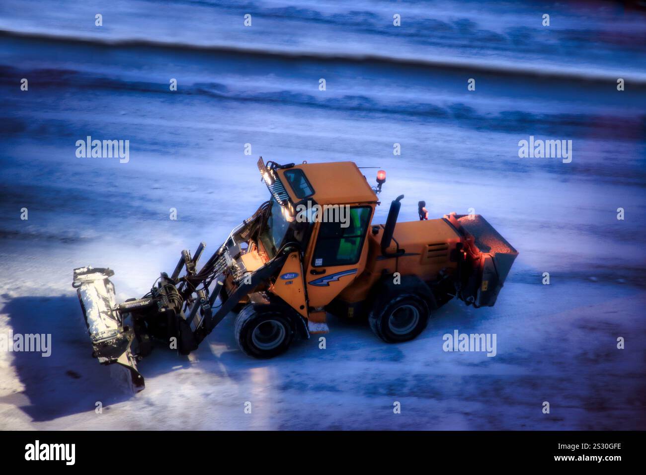 Schneeräumung mit dem kompakten Nutztraktor Wille 365 mit Schneepflug und Streuer Snowstar. Erhöhte Aussicht. Salo, Finnland. Januar 2025. Stockfoto