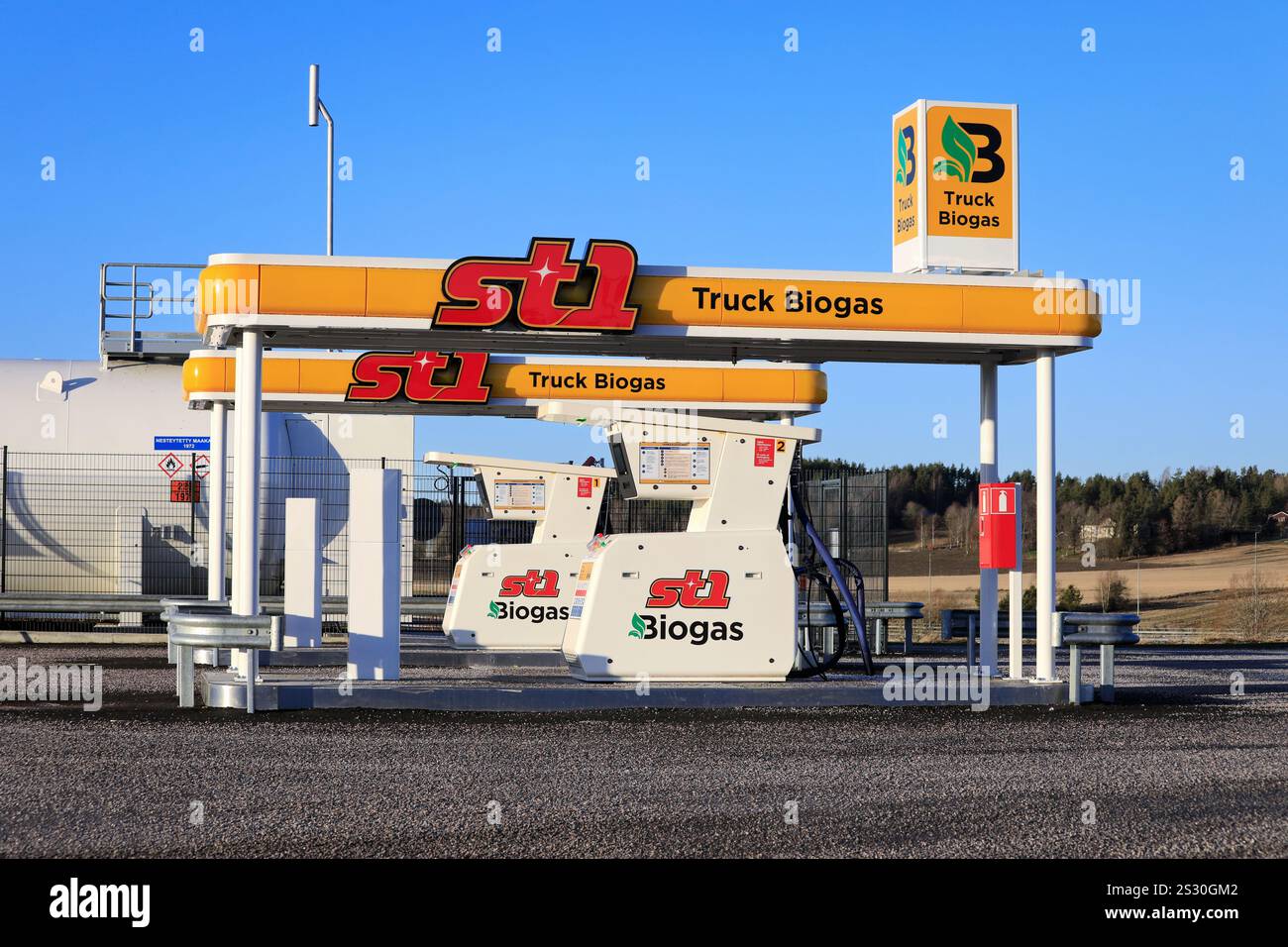 Die neue Tankstelle St1 für Flüssiggas, LGB, für Schwertransporte. Kreislaufwirtschaft. Halikko, Finnland. 30. Dezember 2024. Stockfoto