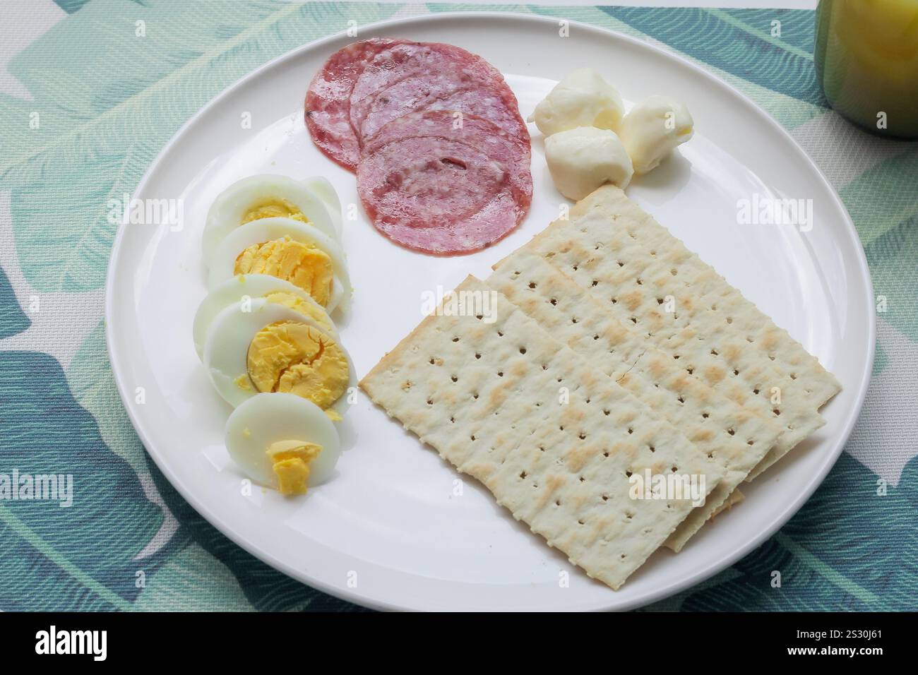 Gekochte Eier zum Frühstück mit hart gekochten Keksen und rohem Schinken Stockfoto